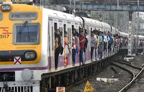 मुंबईची खबर: रेल्वे प्रवाशांसाठी आनंदाची बातमी! मध्य रेल्वेवर धावणाऱ्या 15 डब्यांच्या ट्रेनची संख्या वाढणार... मध्य रेल्वेवरील 15 डब्यांच्या ट्रेनची संख्या वाढणार...