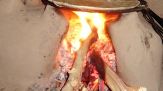 पोटच्या लेकराला आईने जळत्या चुलीत फेकलं, नंतर साडीने गळफास घेत उचललं टोकाचं पाऊल, कुटुंबीय म्हणाले, तिचा पती... Mumbai Tak