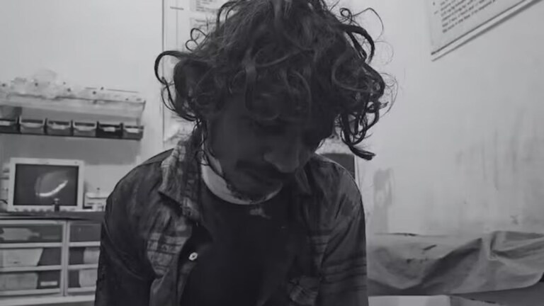 "तो माझ्या बायकोला घेऊन..." रेल्वे स्टेशनवर रक्तबंबाळ अवस्थेत आढळला तरुण! पोलीस घटनास्थळी पोहोचले अन्... रक्तबंबाळ अवस्थेत आढळला तरुण!