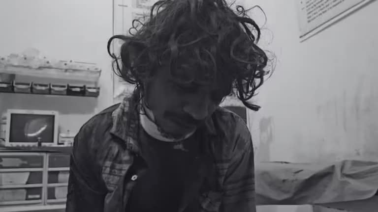 "तो माझ्या बायकोला घेऊन..." रेल्वे स्टेशनवर रक्तबंबाळ अवस्थेत आढळला तरुण! पोलीस घटनास्थळी पोहोचले अन्... रक्तबंबाळ अवस्थेत आढळला तरुण!