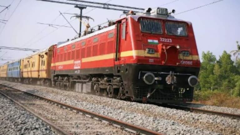 पुणेकरांसाठी आणखी एक टर्मिनस, दोन रेल्वे नवीन प्लॅटफॉर्मवरून सुसाट धावणार, Time Table आलं समोर pune news hadapsar railway turminuse