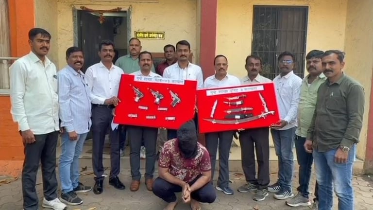 डोंबिवली: फ्लॅटमध्ये सापडला प्रचंड मोठा शस्त्रसाठा, ऐन निवडणुकीआधी 'ही' नेमकी कसली तयारी? horrific incident revealed in dombivli just before kdmc elections police seized guns daggers and a huge cache of weapons criminal arrested