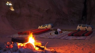 थंडीने कुडकुडू लागले म्हणून रुममध्ये शेगडीत शेकोटी पेटवली, पण झोपेत श्वास घेता आला नाही, 3 मित्रांचा गुदमरुन मृत्यू Mumbai Tak