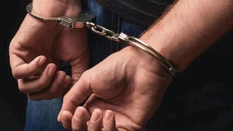 एका तासात तीन जणांचा निर्घृण खून! पॅरोलवर सुटला अन् शहरातून फरार... अखेर 'हा' भयानक गुन्हेगार पोलिसांच्या ताब्यात 'हा' भयानक गुन्हेगार पोलिसांच्या ताब्यात