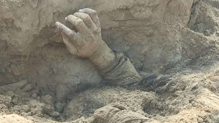 श्वान खोदू लागले माती, अचानक तरुणीचा दिसला हात, पुरलेला मृतदेह पोलिसांनी बाहेर काढला, घटनास्थळी बॅग, सिंदूर... crime News