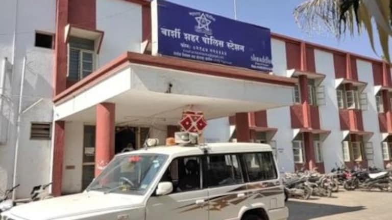 बार्शी : गरोदर महिलेला पोलिसांकडून शरीर काळं-निळं पडेपर्यंत मारहाण, मानवाधिकार आयोगाकडे तक्रार दाखल Barshi Crime