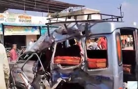 देवदर्शनासाठी निघालेल्या भक्तांचा भीषण अपघात, नळदुर्गकडे जाताना क्रूझरचं टायर फुटल्याने 5 जणांचा मृत्यू Dharashiv accident