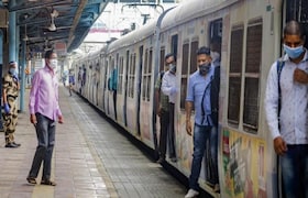 मुंबईची खबर: रेल्वे प्रवाशांनो! आता गर्दीच्या वेळेतच सेंट्रल रेल्वेवर लोकल ट्रेनची संख्या वाढणार, तब्बल 'इतक्या' गाड्या... सेंट्रल रेल्वेवर लोकल ट्रेनची संख्या वाढणार