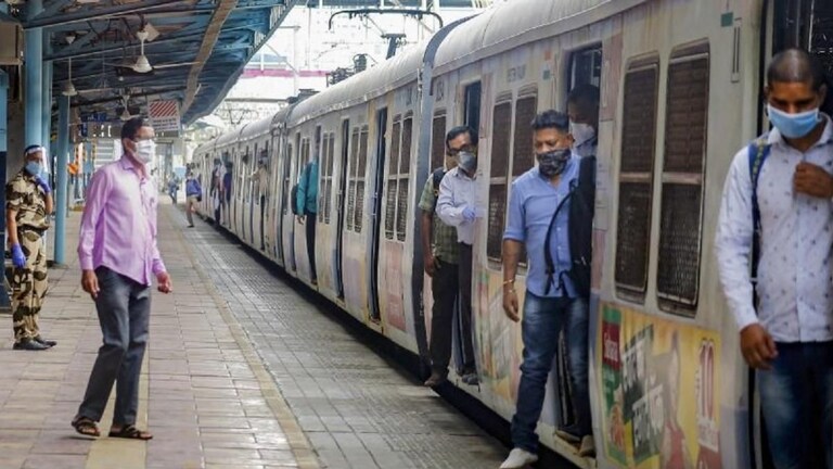 मुंबईची खबर: रेल्वे प्रवाशांनो! आता गर्दीच्या वेळेतच सेंट्रल रेल्वेवर लोकल ट्रेनची संख्या वाढणार, तब्बल 'इतक्या' गाड्या... सेंट्रल रेल्वेवर लोकल ट्रेनची संख्या वाढणार