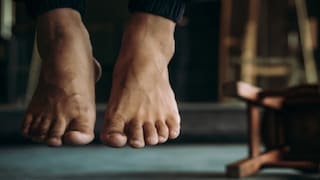 थोरल्या मुलीनं केली आत्महत्या, नैराश्यात येऊन कुटुंबातील सर्वच सदस्यांनी स्वत:लाच संपवलं, ठिकठिकाणी मृतदेह लटकलेले Mumbai Tak