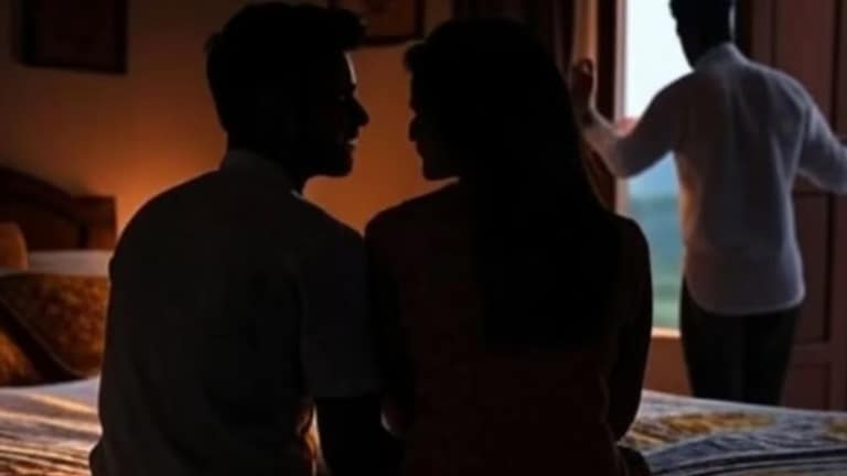 महिलेचं बाहेर प्रेमप्रकरण, प्रियकराने घरात घुसून तिच्यासमोर नवऱ्याचा केला खून, हादरवून टाकणारं कांड... crime news