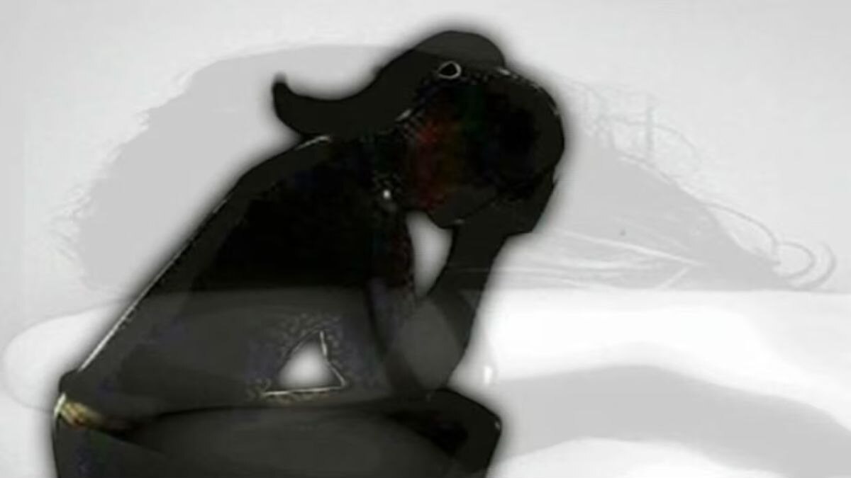 विद्यार्थीनीने शाळेतच फाशी घेत संपवलं आयुष्य