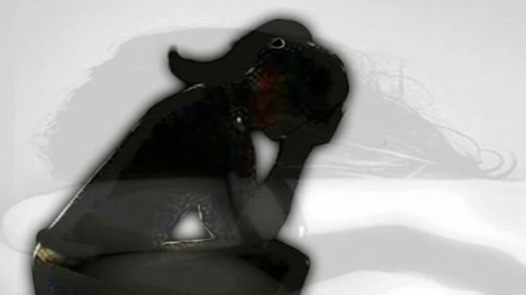 मुख्याध्यापकाकडून शारीरिक छळ! 15 वर्षीय विद्यार्थीनीने शाळेतच फाशी घेत संपवलं आयुष्य, सुसाइड नोटमध्ये 'बॅड टच'... विद्यार्थीनीने शाळेतच फाशी घेत संपवलं आयुष्य