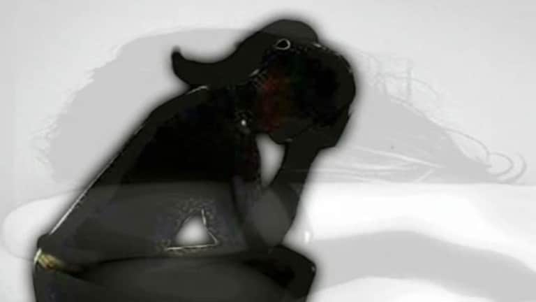 मुख्याध्यापकाकडून शारीरिक छळ! 15 वर्षीय विद्यार्थीनीने शाळेतच फाशी घेत संपवलं आयुष्य, सुसाइड नोटमध्ये 'बॅड टच'... विद्यार्थीनीने शाळेतच फाशी घेत संपवलं आयुष्य