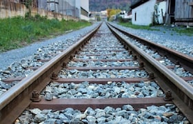 तरुणीने प्रेमविवाह केल्यानं कुटुंबियांचा संताप, काकासह भावाने गळा दाबून संपवलं, नंतर तिचे कपडे काढून... रेल्वे ट्रॅकवर... crime news