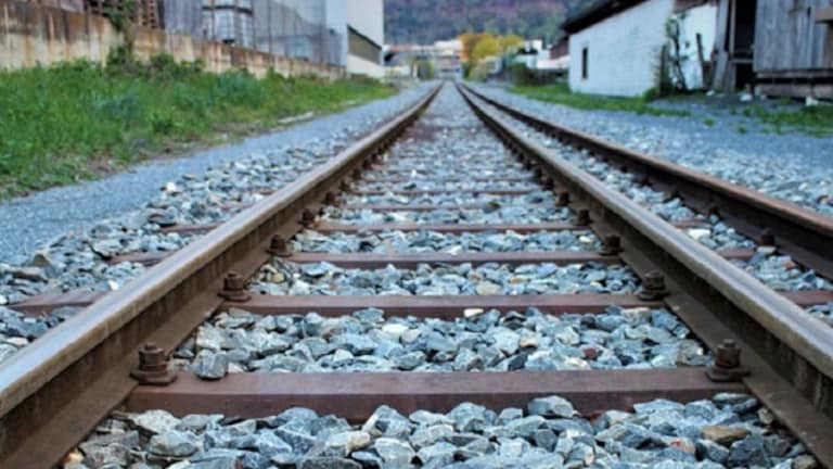 तरुणीने प्रेमविवाह केल्यानं कुटुंबियांचा संताप, काकासह भावाने गळा दाबून संपवलं, नंतर तिचे कपडे काढून... रेल्वे ट्रॅकवर... crime news