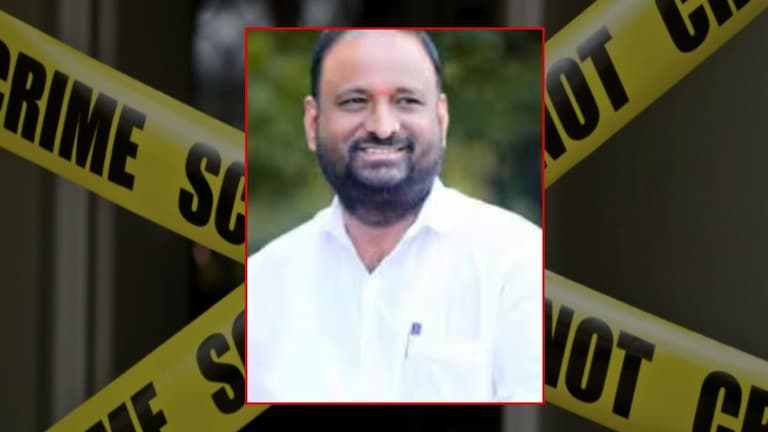 शरद पवार गटाच्या नेत्यावर सत्तूरसह तलवारीने केले वार, गाडीवर दगडफेक करत केली तोडफोड, प्रकृती चिंताजनक Sharad Pawar Camp leader Attack