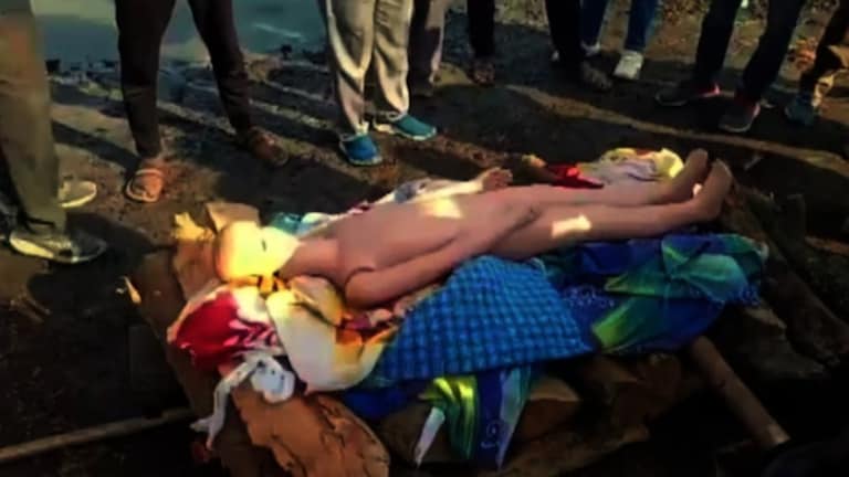 स्मशान घाटावर सुरु होते अंत्यसंस्कार, प्रत्यक्षदर्शींनी मृतदेहावरील कापड काढलं, 50 लाख रुपयांच्या विम्यासाठी... भयंकर कांड crime news