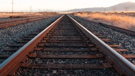 मिरजेत चौघांकडून तरुणाला बेदम मारहाण, डोक्यात दगड घालून रेल्वेखाली झोपवलं, हाता-पायांचे तुकडे झाले तरीही वाचला