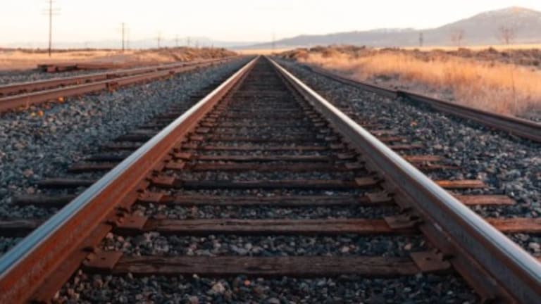 मिरजेत मित्रांनीच तरुणाला ट्रॅकवर झोपवलं, रेल्वे अंगावरून गेल्याने हाता-पायांचे झाले तुकडे, तरीही जीव वाचला miraj crime