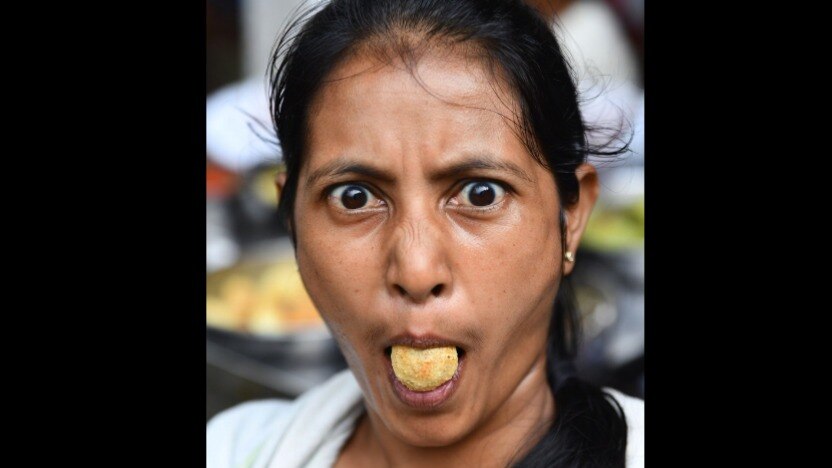 पाणीपुरी खाताना महिलेचं तोंड उघडचं राहिलं, नंतर जबडा देखील बंद होईना, डॉक्टरही चक्रावले... viral news