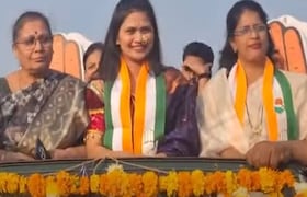 काँग्रेसच्या प्रचारासाठी नृत्यांगणा गौतमी पाटीलचा रोड शो, Videoची होतेय चर्चा Gautami Patil