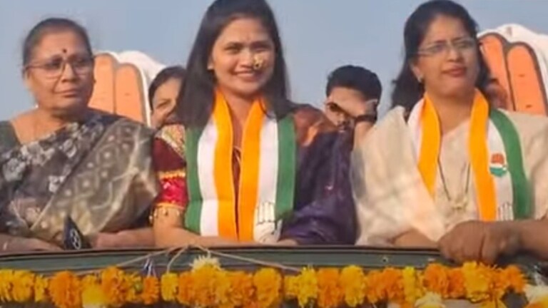 काँग्रेसच्या प्रचारासाठी नृत्यांगणा गौतमी पाटीलचा रोड शो, Videoची होतेय चर्चा Gautami Patil