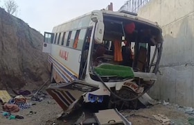 कोकणात सहलीला गेलेल्या विद्यार्थ्यांची बस 20 फुट खाली कोसळली, बसचा अक्षरश: चुराडा; चौघांची प्रकृती गंभीर Karad Accident