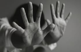 4 वर्षांच्या चिमुरडीला बाथरूममध्ये नेलं, नंतर जमिनीवर डोकं आपटलं, गळा दाबून... मदतनीसनं ओलांडली क्रूरतेची सीमा crime news