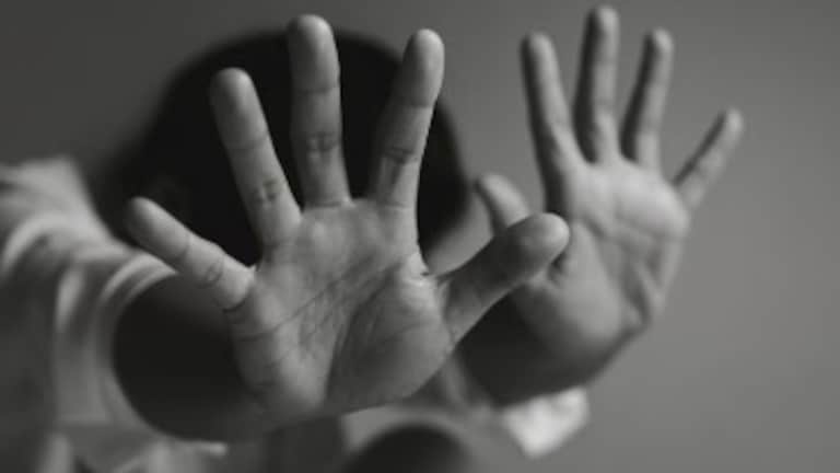 4 वर्षांच्या चिमुरडीला बाथरूममध्ये नेलं, नंतर जमिनीवर डोकं आपटलं, गळा दाबून... मदतनीसनं ओलांडली क्रूरतेची सीमा crime news