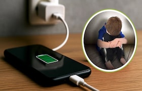 मोबाईल चार्जरमुळे चिमुकल्याला अचानक लागला शॉक! खेळताना इलेक्ट्रिक बोर्डजवळ गेला अन्... कोणती खबरदारी बाळगावी? मोबाईल चार्जरमुळे अचानक लागला शॉक!