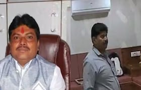 पुण्यातील 'लाच सम्राट' अधिकारी ACB च्या जाळ्यात, तब्बल 8 कोटी ठरले; 30 लाखांचा हफ्ता घेताना रंगेहात पकडलं Pune Crime news