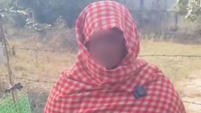 'मला Kiss कर...' शिक्षकाची अश्लील मागणी! वॉशरूममध्ये विद्यार्थीनीसोबत घाणेरडे चाळे अन्... विद्यार्थीनीसोबत शिक्षकाची अश्लील कृत्ये अन्...