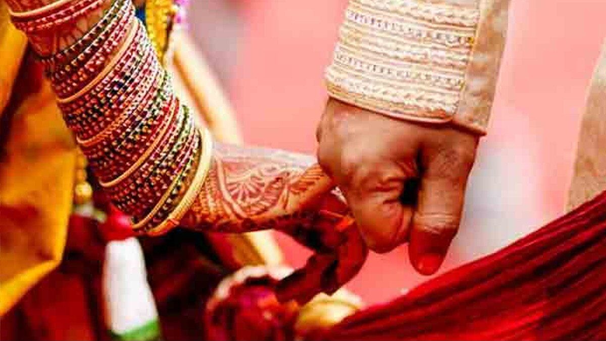 प्रेयसीला पळवून नेलं पण, अल्पवयीन असल्यामुळे लग्न शक्य नव्हतं, शेवटी प्रियकराच्या भावासोबत लग्न करायला लावलं अन्... प्रियकराच्या भावासोबत लग्न करायला लावलं अन्...