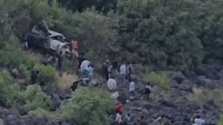 सप्तशृंगी गडावर निघालेल्या भाविकांवर काळाचा घाला, 800 फूट खोल दरीत कार कोसळली, कुटुंबातील 6 जणांचा दुर्दैवी अंत Mumbai Tak