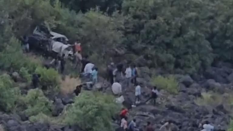 सप्तशृंगी गडावर निघालेल्या भाविकांवर काळाचा घाला, 800 फूट खोल दरीत कार कोसळली, 6 जणांचा दुर्दैवी अंत Nashik Accident