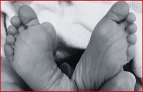 पालकांनीच कुशीत झोपवलं 23 दिवसांचं बाळ, श्वास घेण्यास होऊ लागला त्रास, डोळे बंदच... चटका लावणारी घटना new born baby