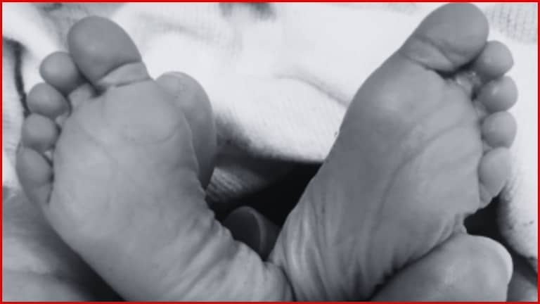 पालकांनीच कुशीत झोपवलं 23 दिवसांचं बाळ, श्वास घेण्यास होऊ लागला त्रास, डोळे बंदच... चटका लावणारी घटना new born baby