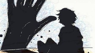 खेळत असताना 6 वर्षांच्या मुलीला उचलून नेलं अन् शेतात नेऊन लैंगिक अत्याचार! 'त्या' अवस्थेत सोडून फरार... Mumbai Tak