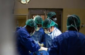 दारूच्या नशेत बोगस डॉक्टर, You Tube वर व्हिडिओ बघून केलं ऑपरेशन, नंतर रुग्णाचा दुर्दैवी अंत crime news