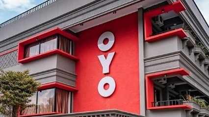 OYO हॉटेलवर बायको शिक्षकासोबत पोहोचली, नवऱ्यानं पाहिलं नंतर... व्हिडिओ तुफान व्हायरल viral news