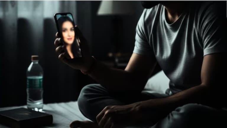 फोन कॉलवर ओळख अन् नंतर व्हिडीओ कॉलवर अश्लील बोलणं! पण, शेवटी अनपेक्षित घडलं अन्... नेमकं प्रकरण काय? व्हिडीओ कॉलवर अश्लील बोलणं, पण शेवटी...