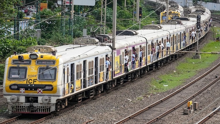 मुंबईची खबर: प्रतिक्षा संपली! कर्जत-पनवेल लोकलसाठी नवा मार्ग, 300 मीटरच्या बोगद्याचं काम पूर्ण कर्जत-पनवेल लोकलसाठी नवा मार्ग