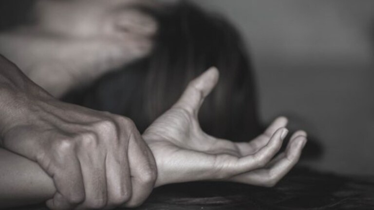 8 वर्षीय मुलीवर शेजारील तरुणाकडून लैंगिक अत्याचार, लष्करी क्वार्टरमध्ये आढळला मृतदेह, हादरवणारी घटना crime news