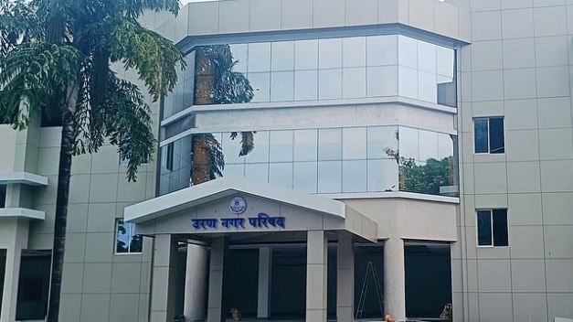 उरणमध्ये मतदान केंद्रावर मोठा राडा, नाश्ता देणारा कॉन्ट्रॅक्टर ईव्हीएम ठेवलेल्या स्ट्राँग रुममध्ये शिरल्याचा आरोप