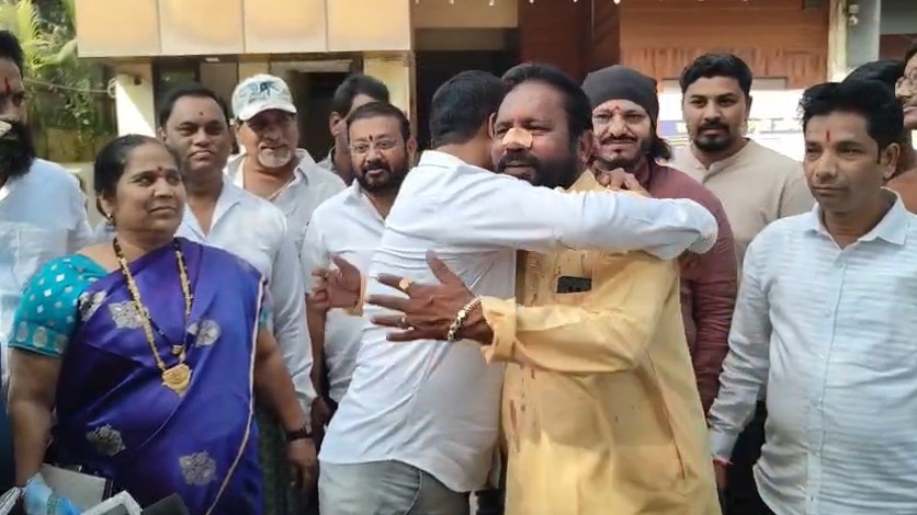 chaos in kalyan thackeray shiv sena workers first shed each other blood but within an hour they were hugging each other