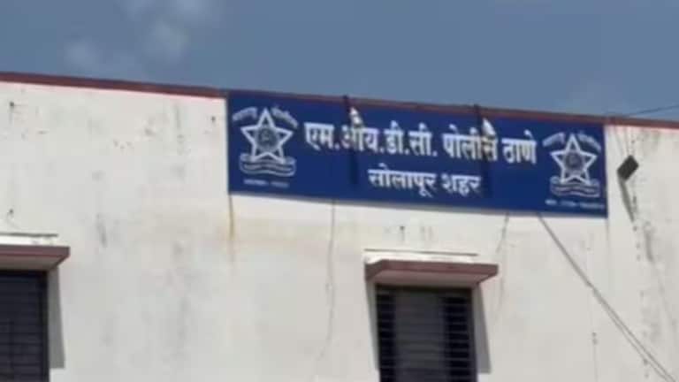 सोलापूर हादरलं! कपड्याला लहान बाळाची लागली शी, अकबरने प्रेयसीच्याच चिमुकल्याची गळा दाबून केली हत्या solapur crime