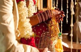 बीड: रजिस्टर्ड लग्न, नंतर हनीमून सुद्धा झालं... पण लग्नानंतर 5 दिवसांतच नवरीने सासरच्या मंडळींना दिला धक्का! लग्नाच्या 5 दिवसांतच नवरीने सासरच्या मंडळींना दिला धक्का!