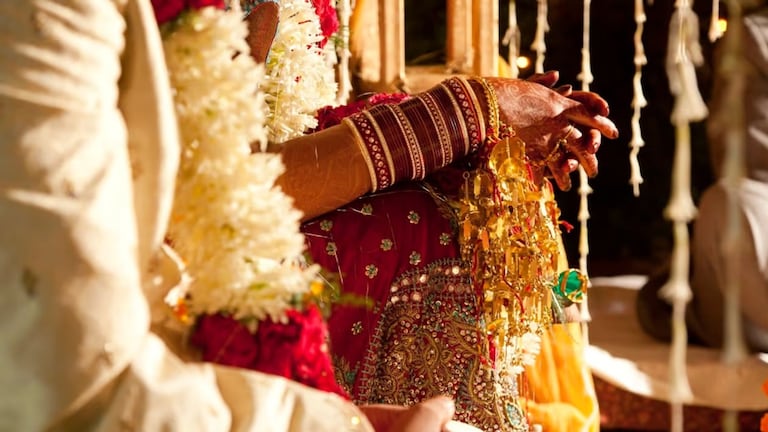 बीड: रजिस्टर्ड लग्न, नंतर हनीमून सुद्धा झालं... पण लग्नानंतर 5 दिवसांतच नवरीने सासरच्या मंडळींना दिला धक्का! लग्नाच्या 5 दिवसांतच नवरीने सासरच्या मंडळींना दिला धक्का!