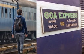 आहिल्यानगर: रेल्वे ट्रॅकवरुन जाताना युवक मोबाईलवर बोलण्यात मग्न, तितक्यात गोवा एक्सप्रेस आली अन् चिरडून गेली Ahilyanagar Railway Accident